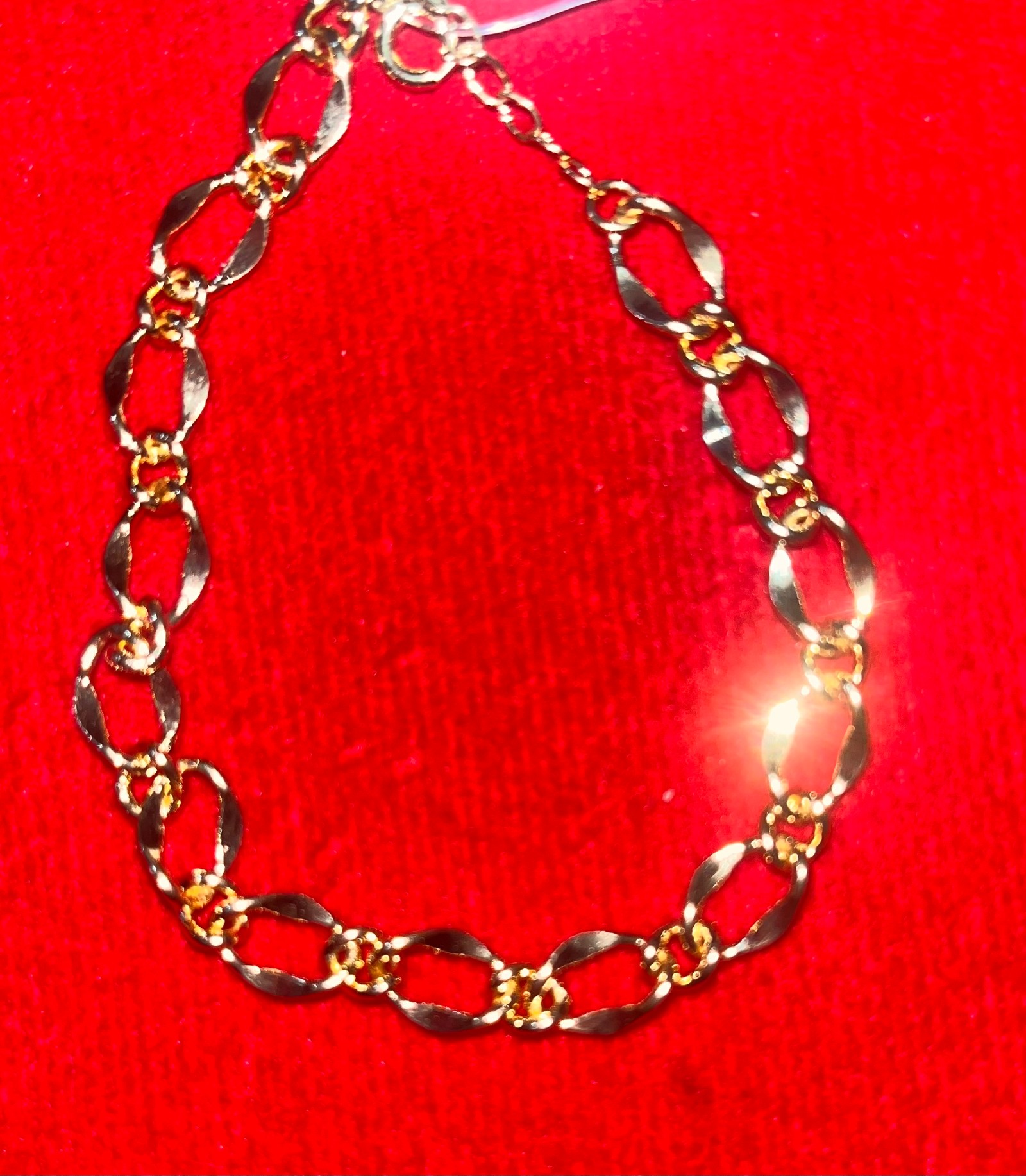 Pulsera dorada con eslabones ovalados