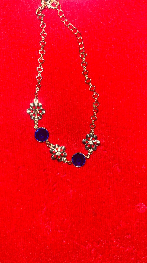 Pulsera de oro con flores y piedras azules