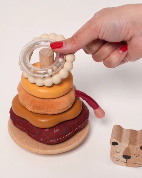Torre de apilar de madera con osito — Aros de distintas texturas