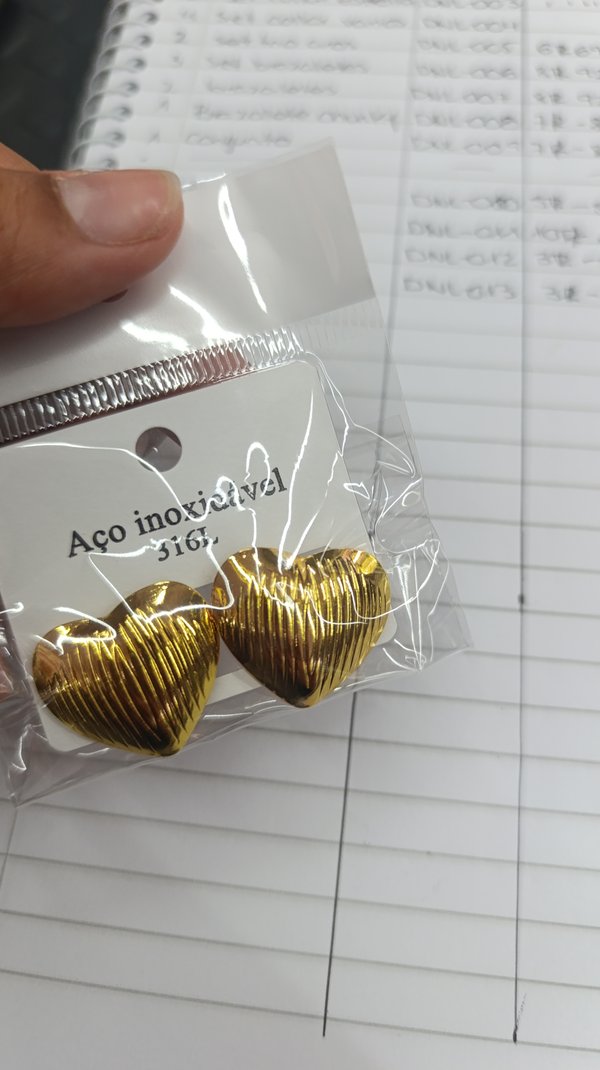 Aros dorados con diseño texturizado