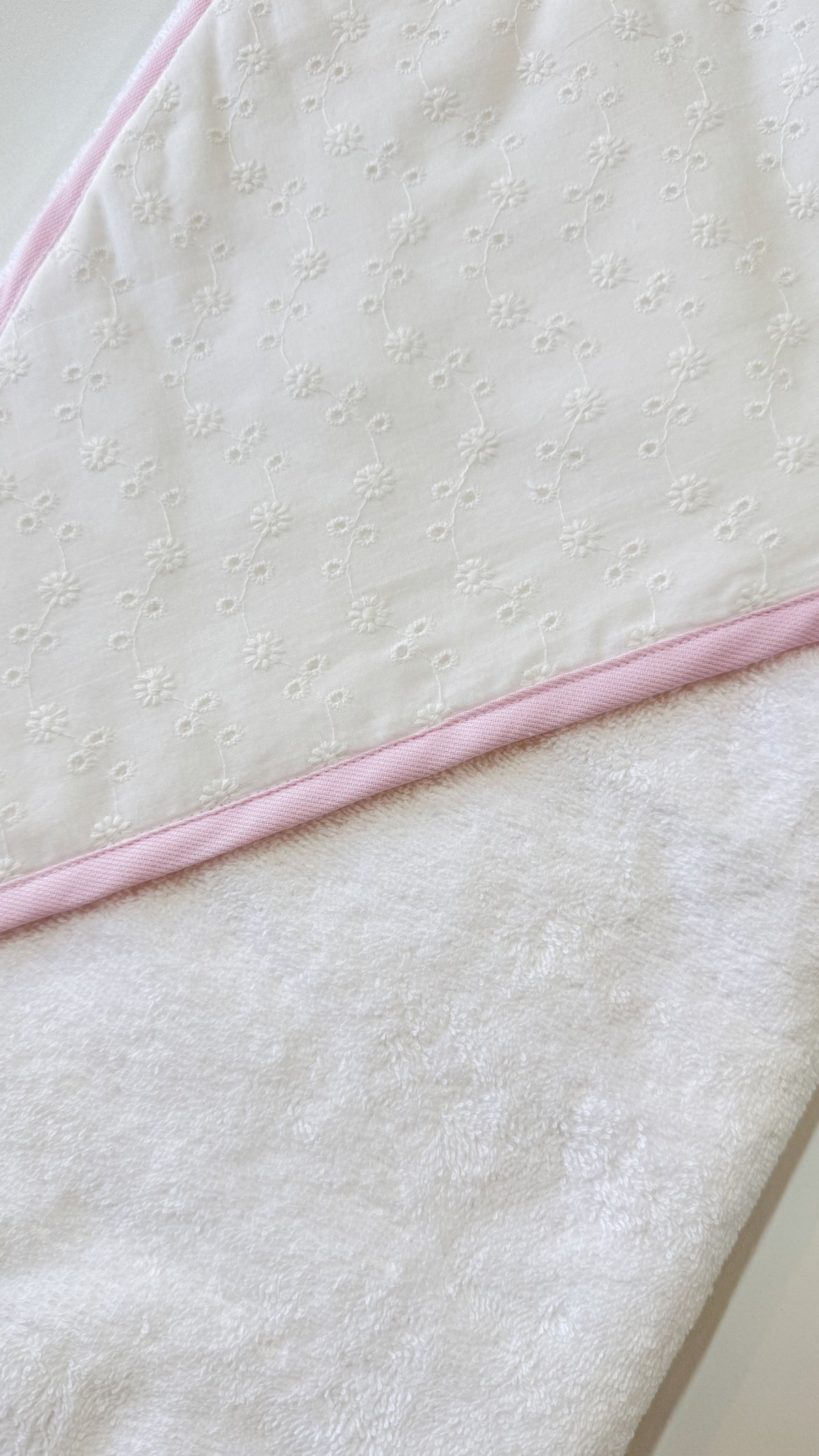 Toalla broderie con detalle rosa - 2