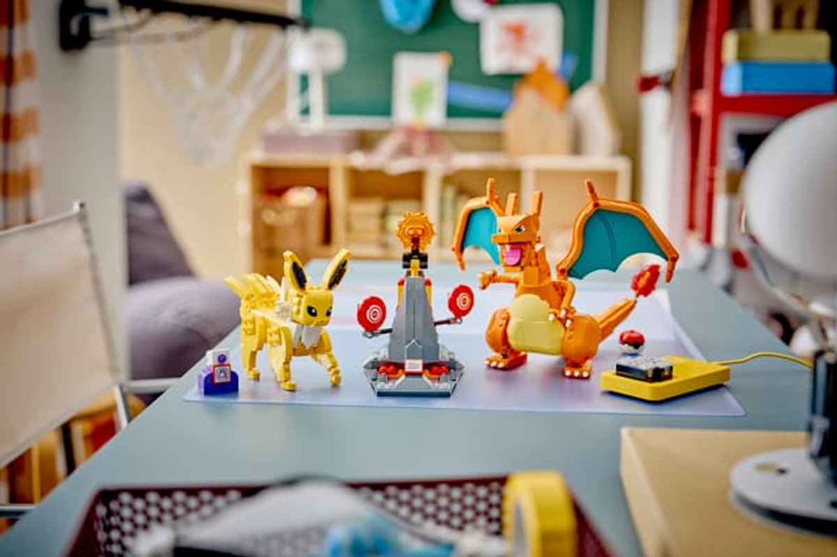 SMART Play: Charizard vs. Jolteon Ultimate Battle - 4