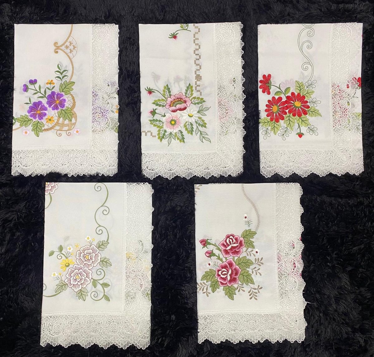 Camino de Mesa Bordado con Encaje 🍎🌸 - 3