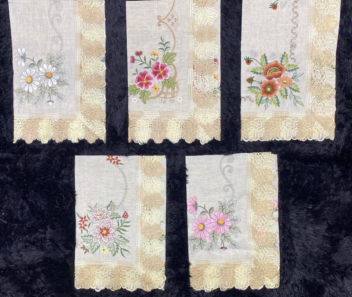 Camino de Mesa Bordado con Encaje 🍎🌸 - 4