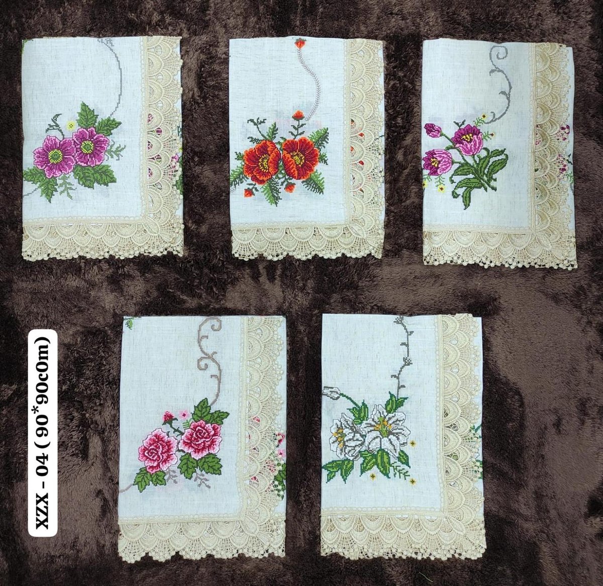 Camino de Mesa Bordado con Encaje 🍎🌸