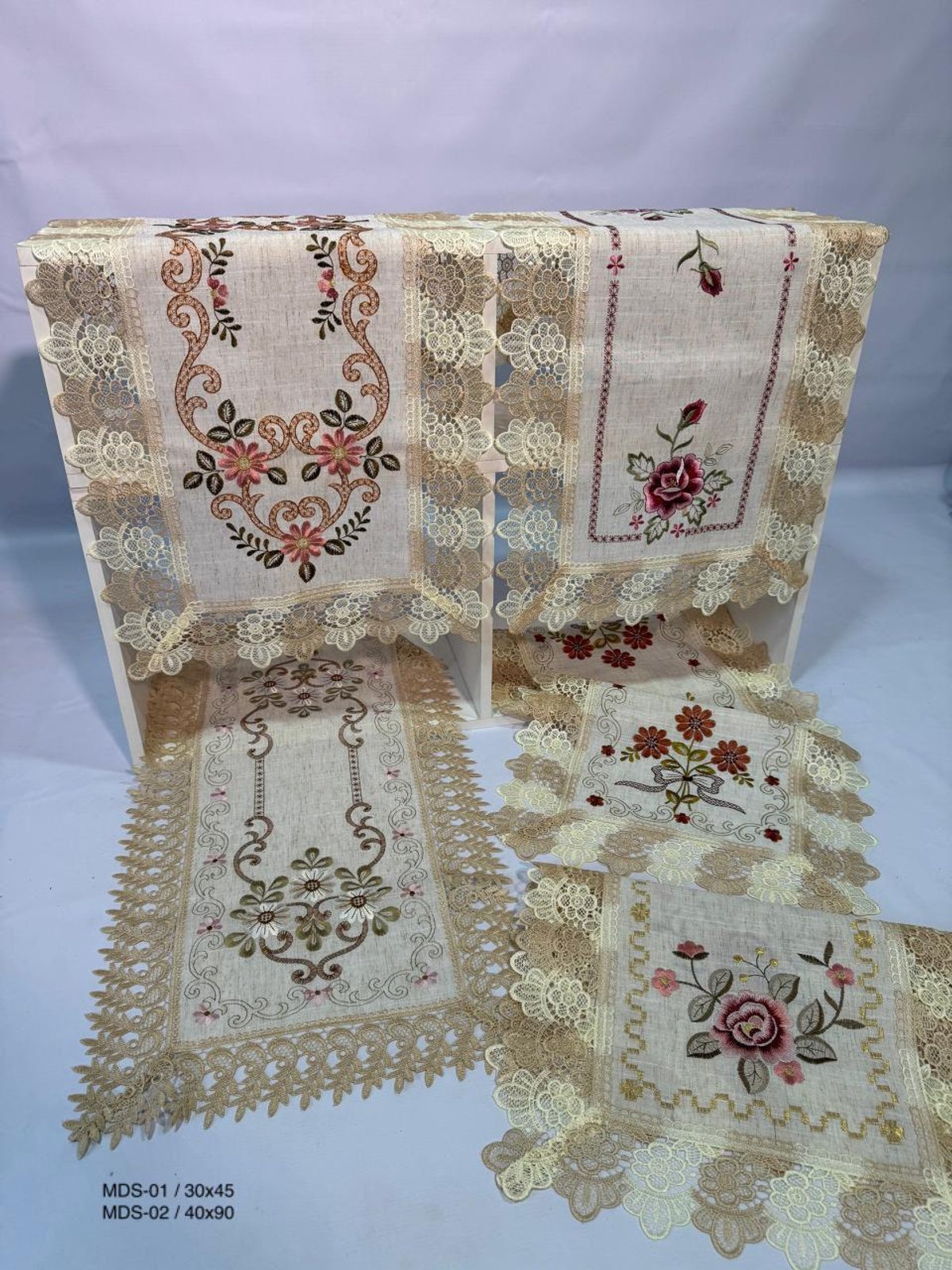 Camino de Mesa Bordado con Encaje 🍎🌸 - 4