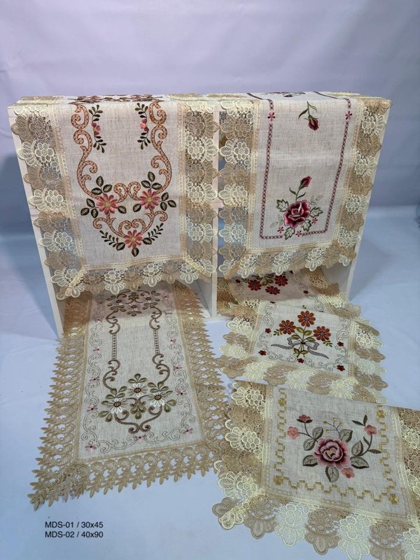 Camino de Mesa Bordado con Encaje 🍎🌸