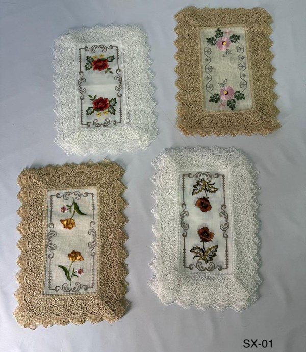 Camino de Mesa Bordado con Encaje 🍎🌸