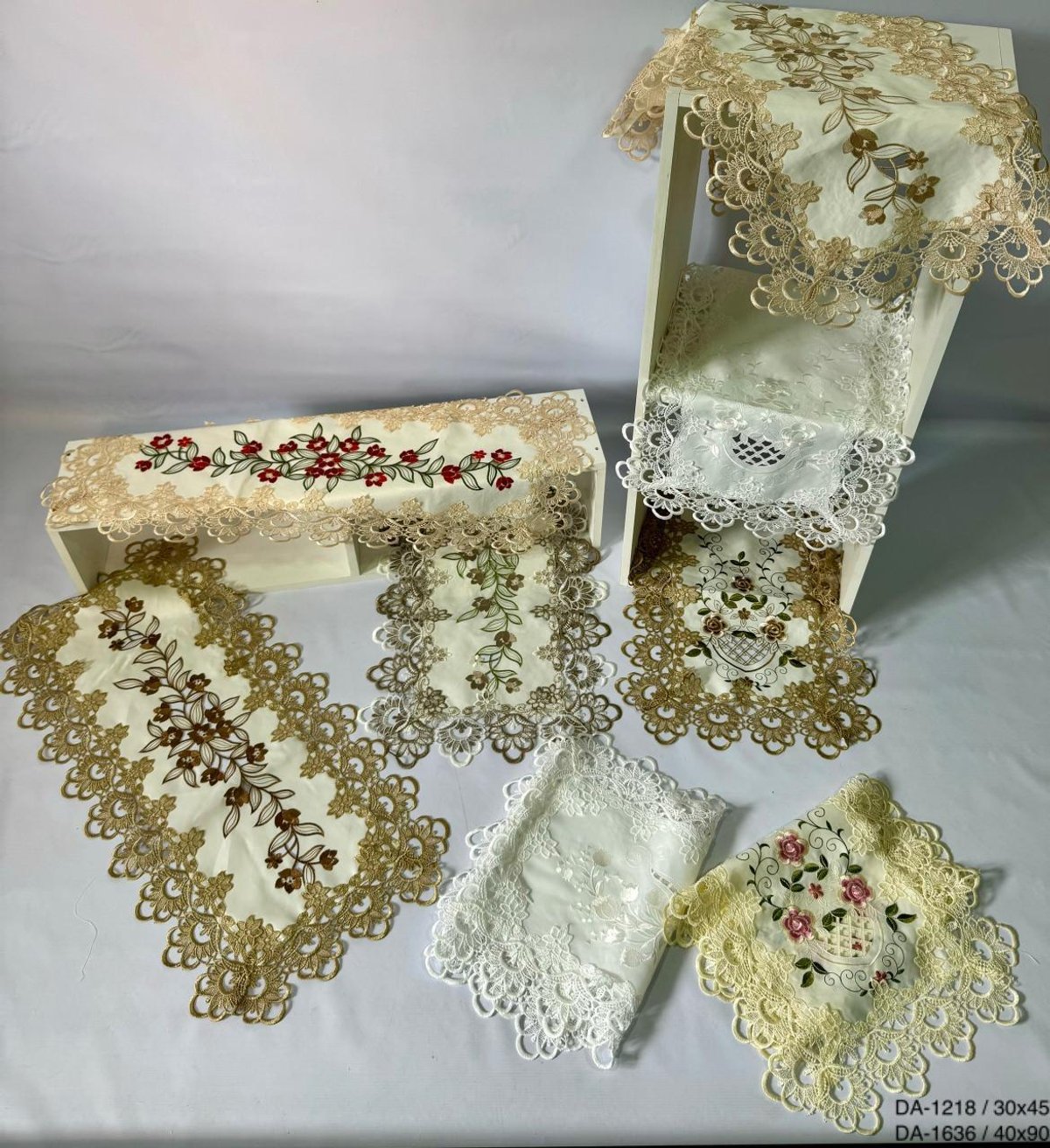 Camino de Mesa Bordado con Encaje 🍎🌸