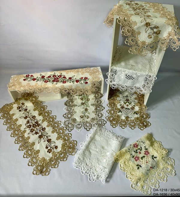 Camino de Mesa Bordado con Encaje 🍎🌸