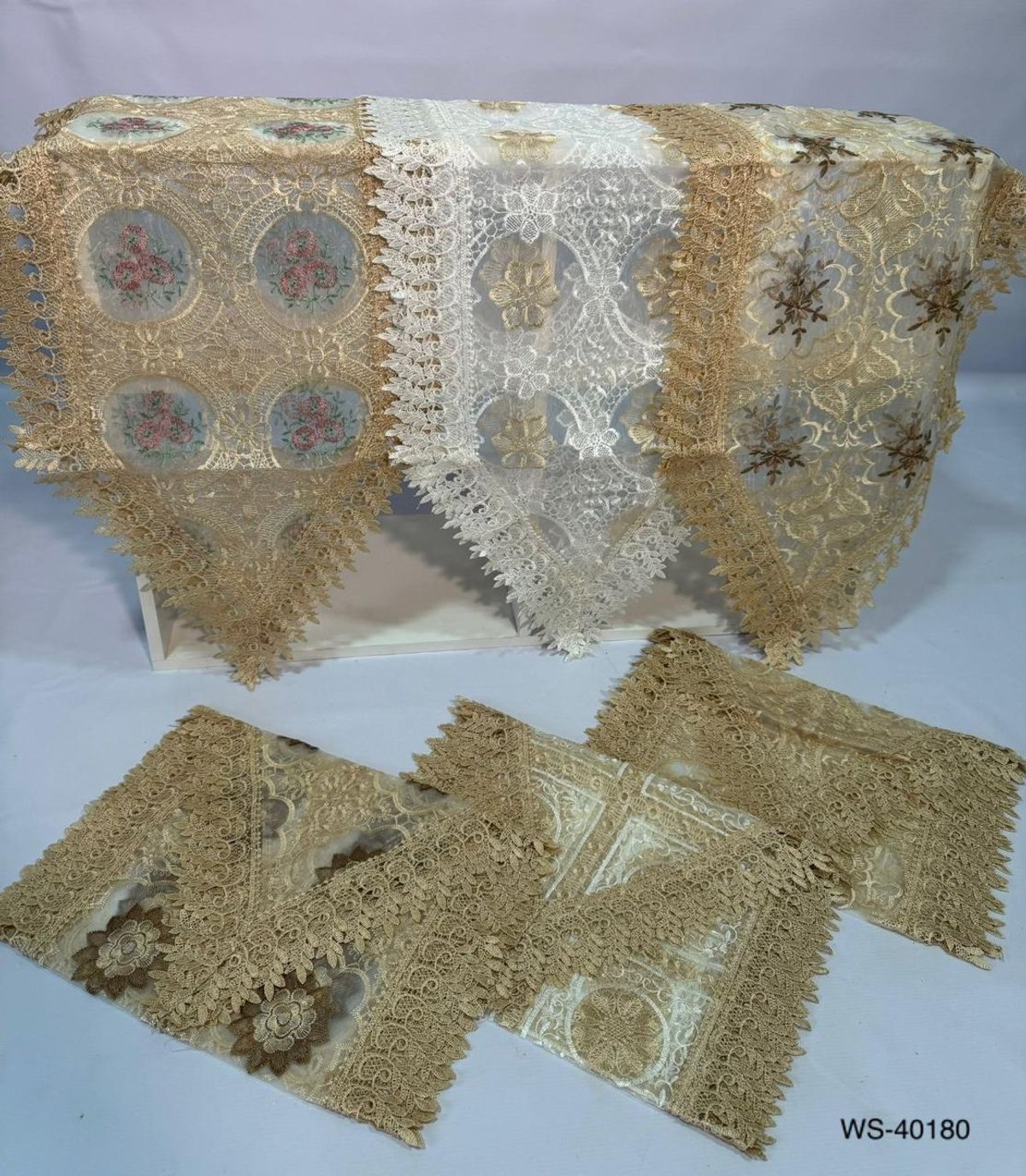 Camino de Mesa Bordado con Encaje