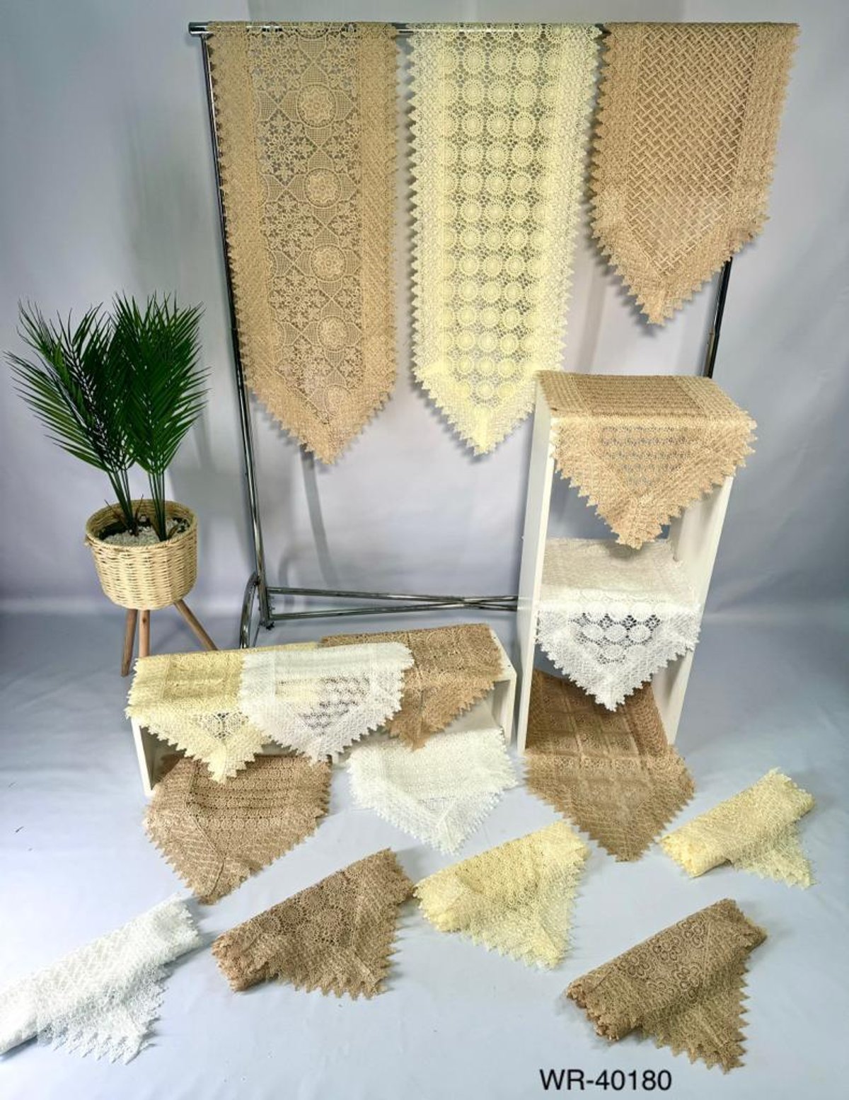 Camino de Mesa Bordado con Encaje  - 4