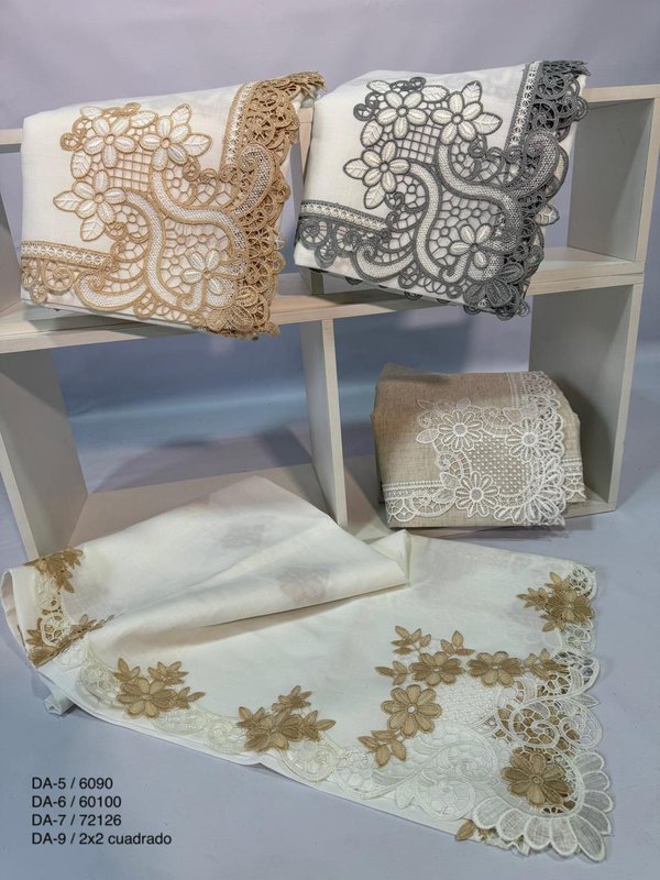 Camino de Mesa Bordado con Encaje 