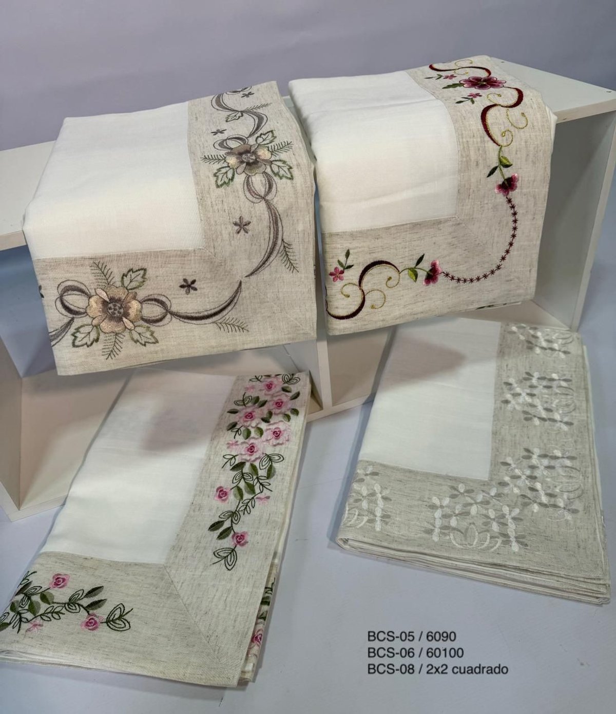 Camino de Mesa Bordado con Encaje  - 2