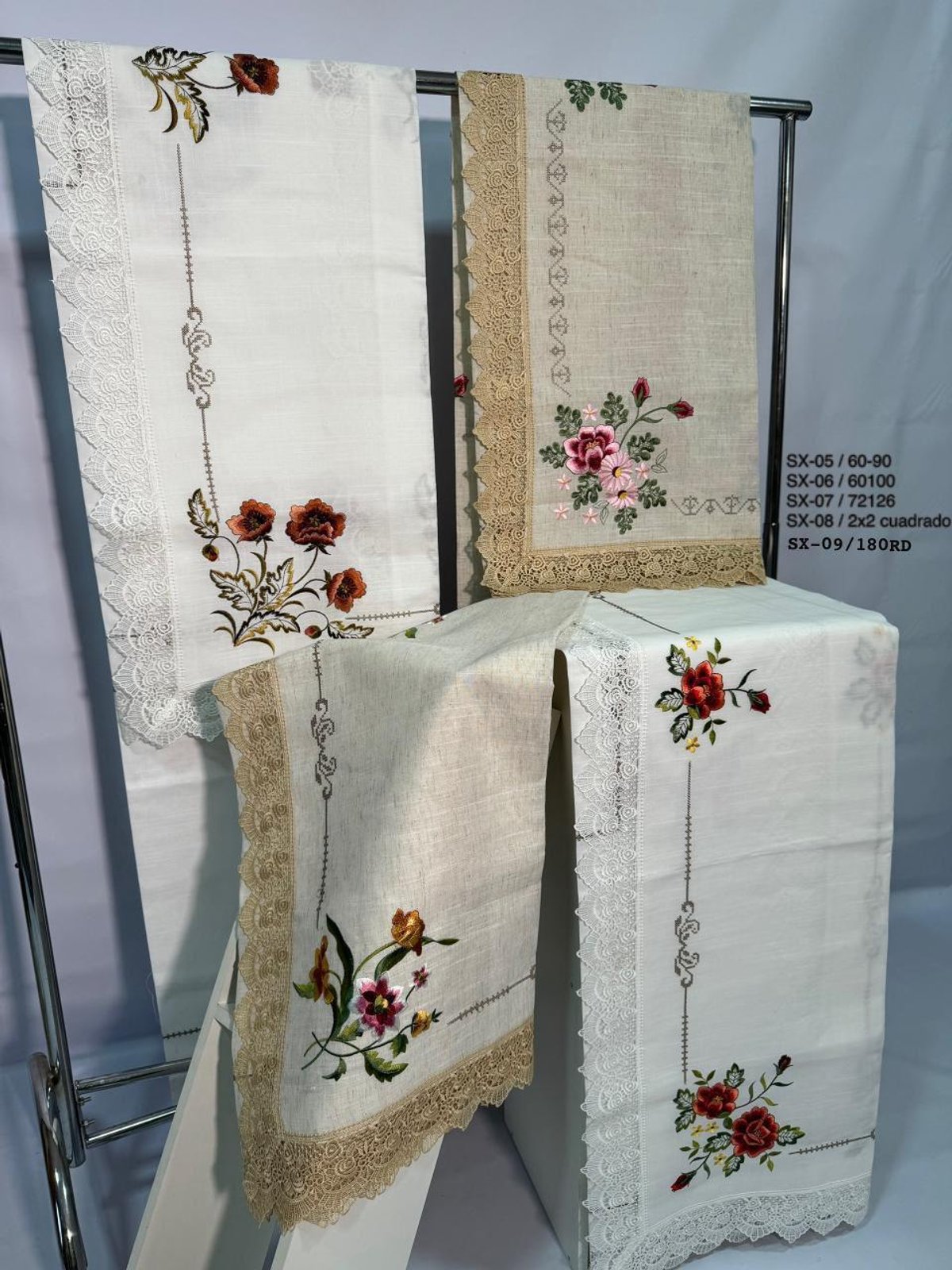 Camino de Mesa Bordado con Encaje 