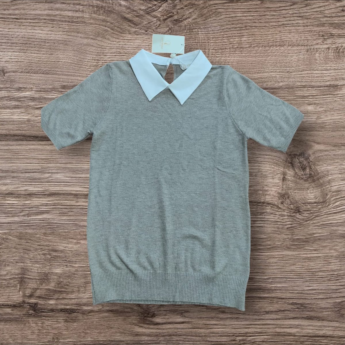 Blusa de hilo fino, ideal para media estación o verano.