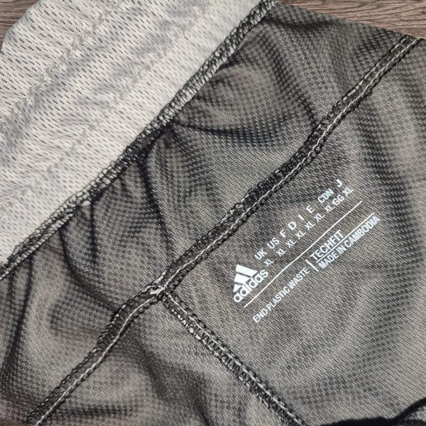 Short deportivo Adidas.