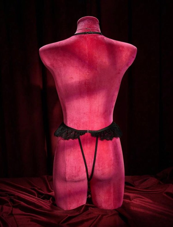 Body de encaje y abertura