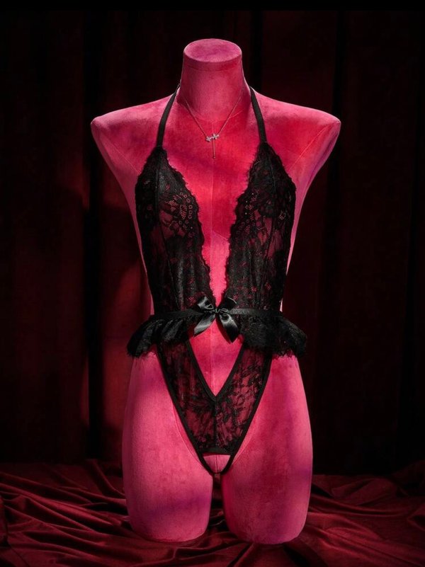 Body de encaje y abertura