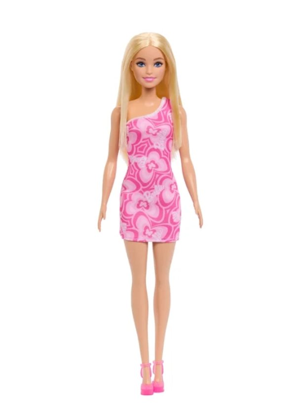 Barbie con atuendo inspirado en Barbiecore, tacones rosas y vestido rosa estampado, rubia