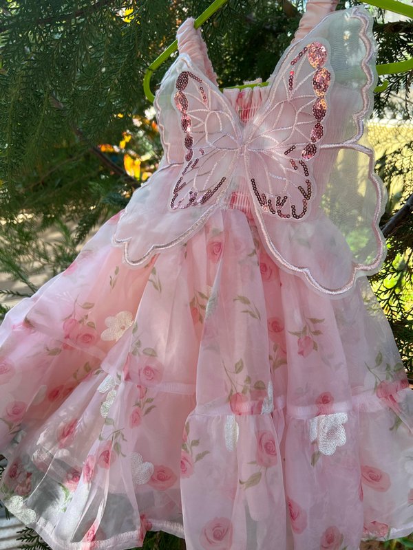 Vestido en tono rosa con detalles de flores y alas de mariposa 🦋