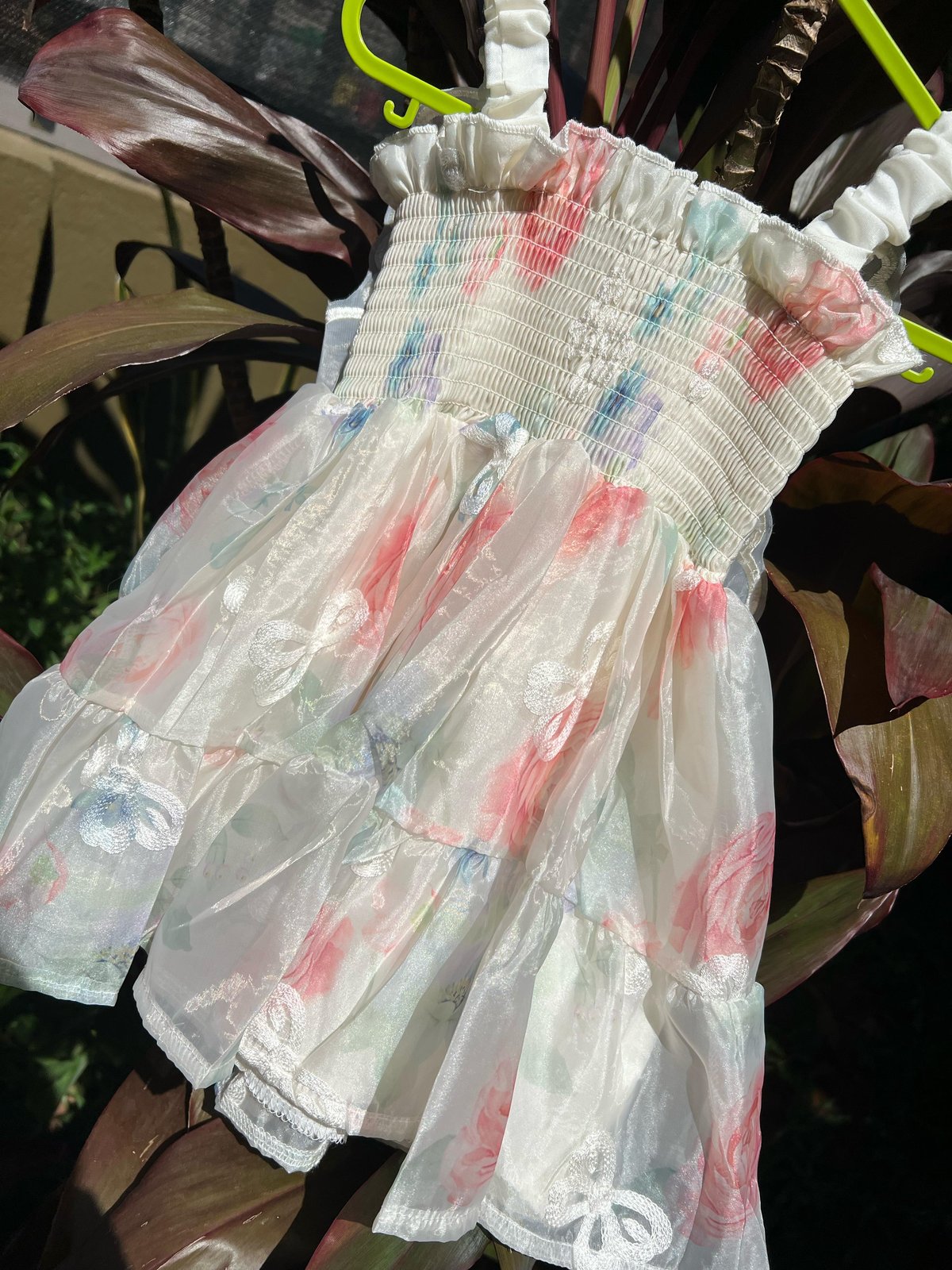 Vestido en tono blanco con diseños de flores y alas de mariposa 🦋 - 2
