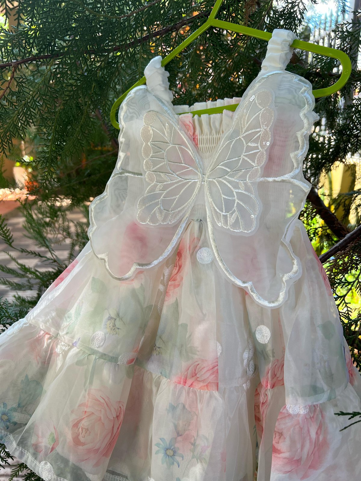 Vestido en tono blanco con diseños de flores y alas de mariposa 🦋