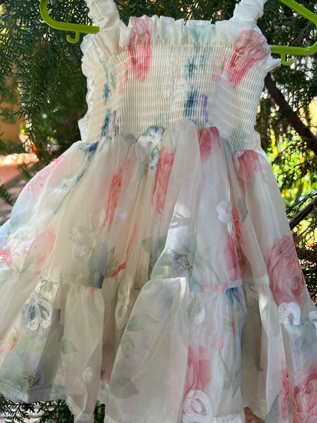 Vestido en tono blanco con diseños de flores y alas de mariposa 🦋 - 4
