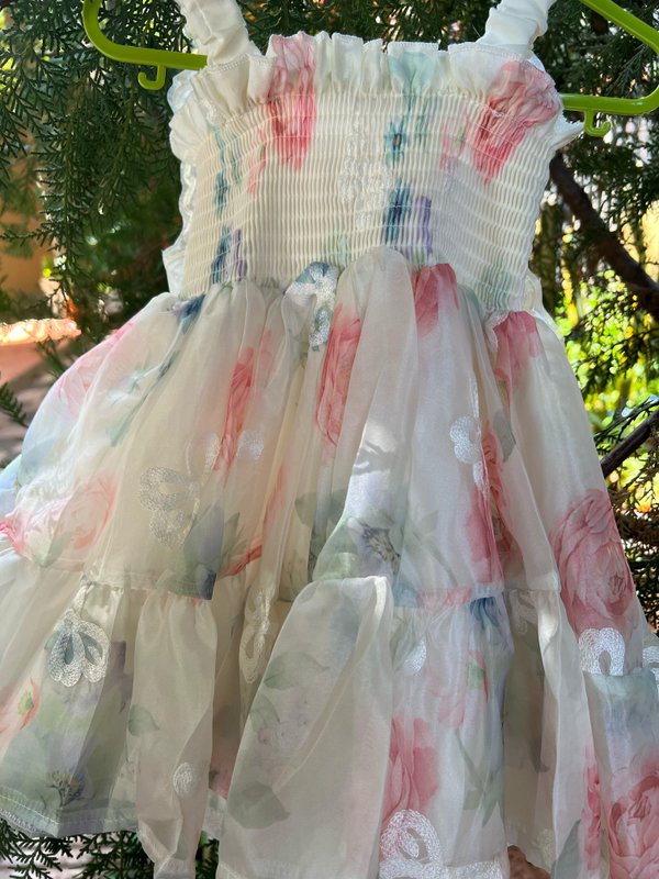 Vestido en tono blanco con diseños de flores y alas de mariposa 🦋