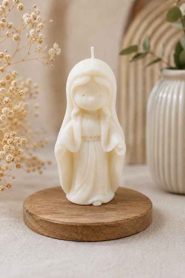 Virgencita pequeña con brazos abiertos 