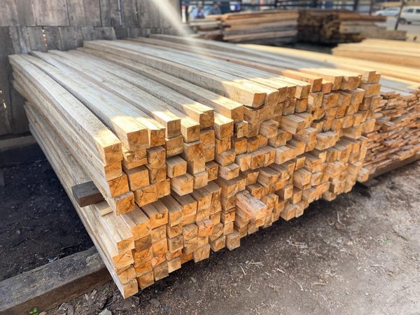 PUNTAL de Eucalipto 3x3 pulgadas  de 2,5 mts y 3 mts