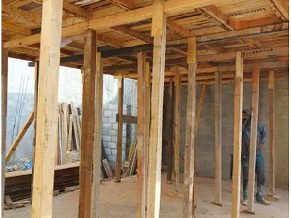 PUNTAL de Eucalipto 3x3 pulgadas  de 2,5 mts y 3 mts