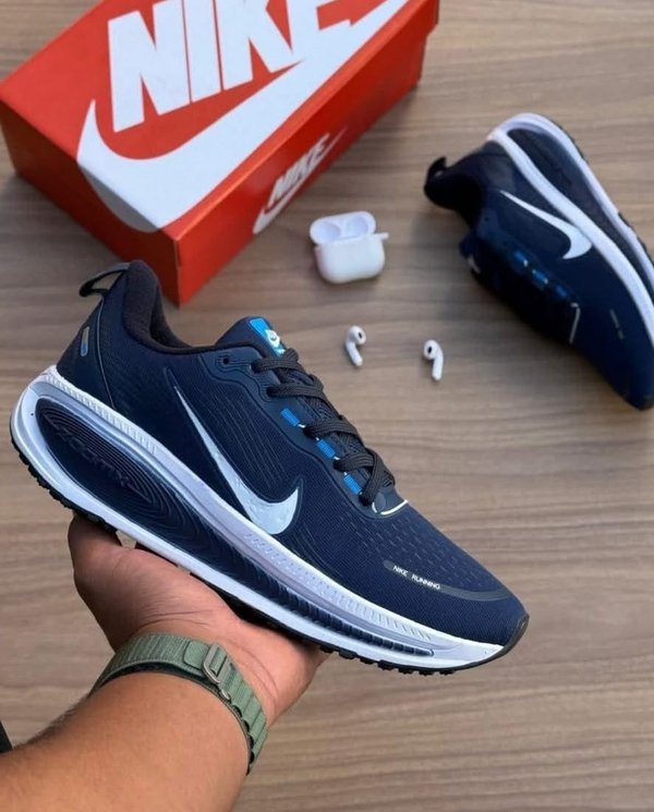 NIKE VOMERO18