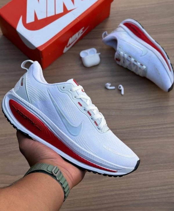 NIKE VOMERO18