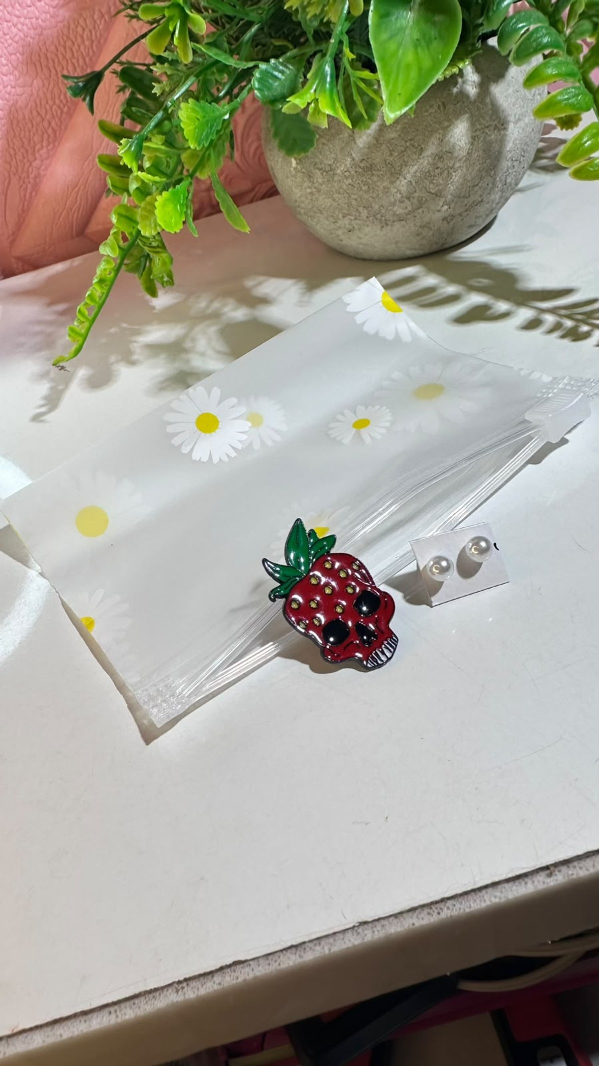 Pin de frutilla calabera + aro de perla + bolsa organizadora con cierre de cremallera - 5