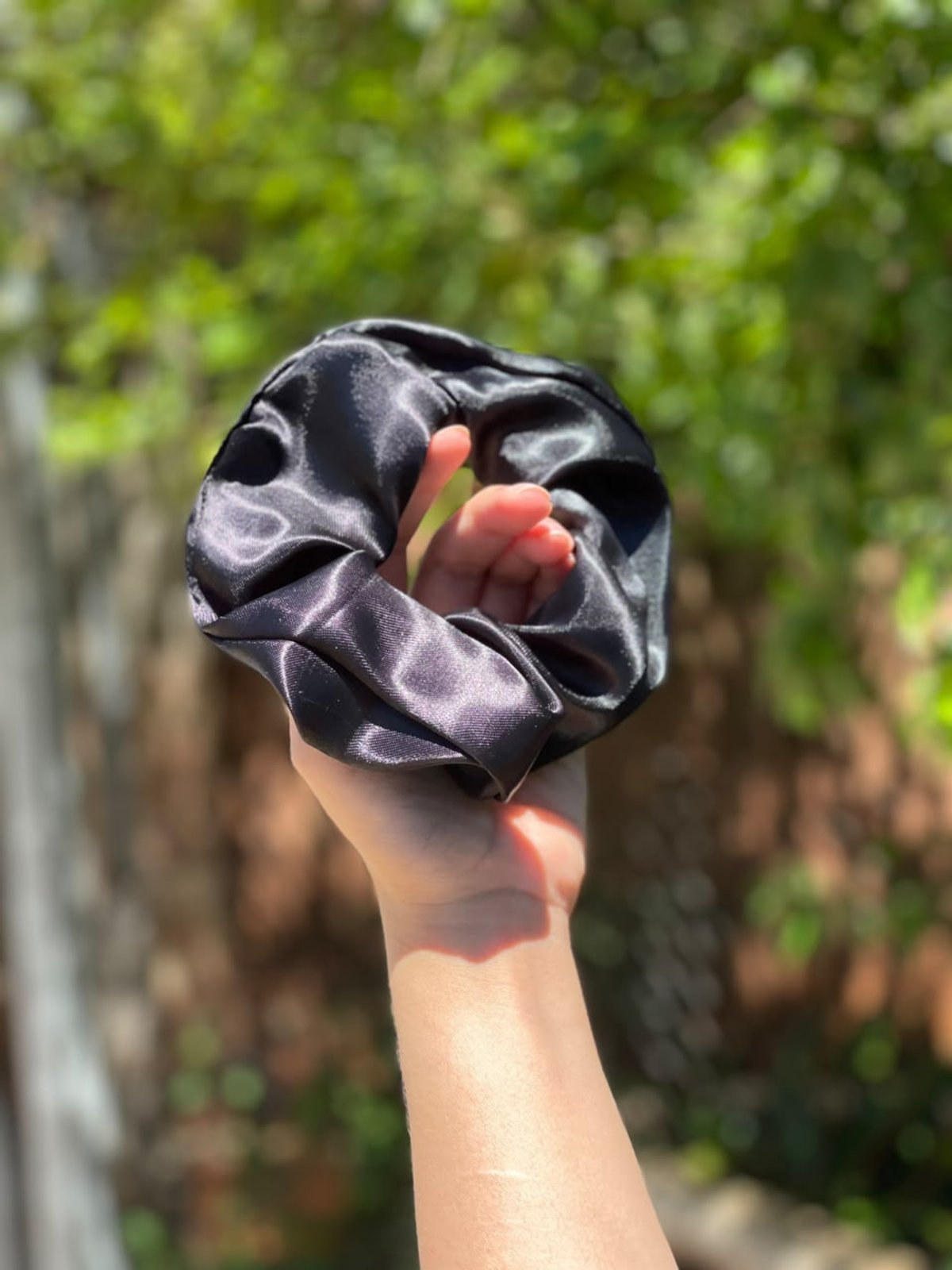 Scrunchie negro satinado
