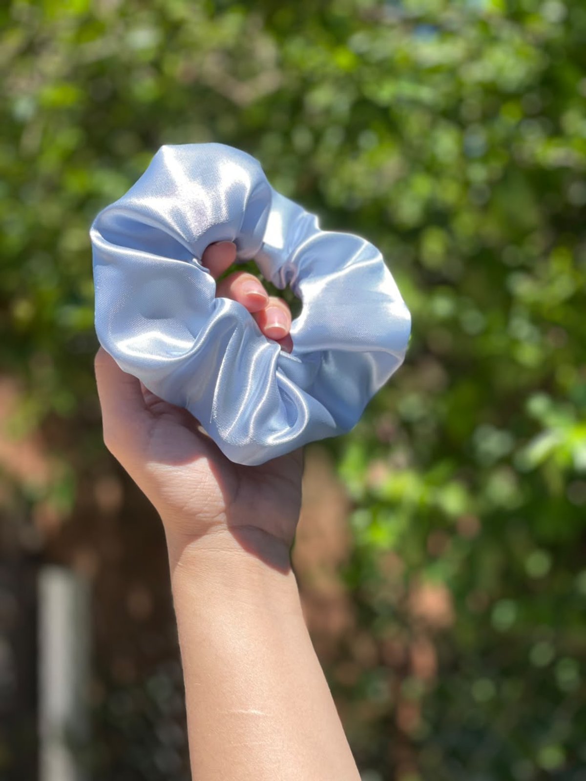 Scrunchie celeste satinado