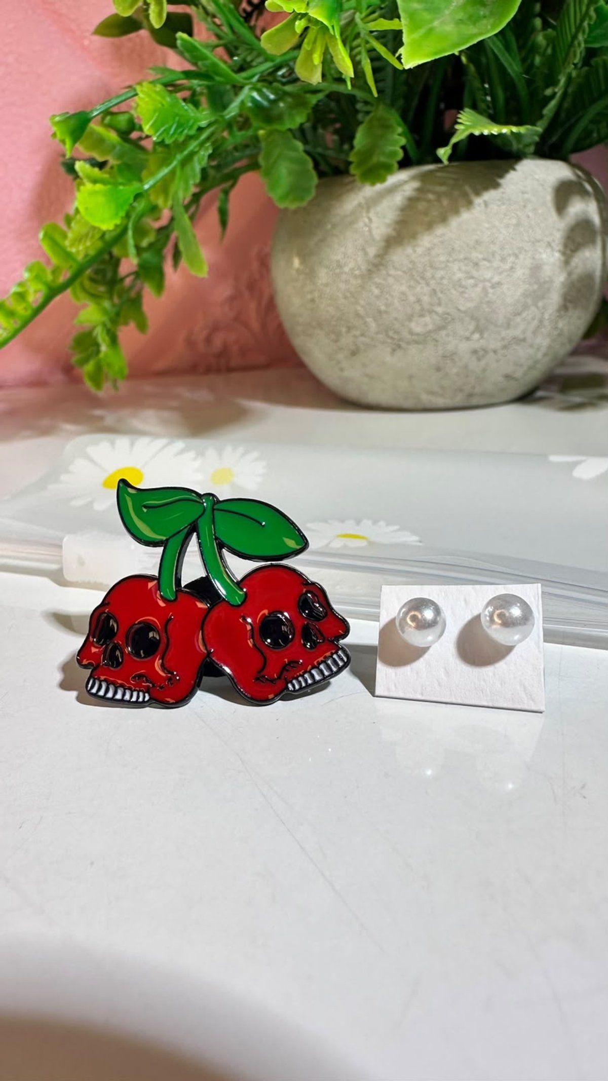 Pin de cereza calabera + aro de perla + bolsa organizadora con cierre de cremallera