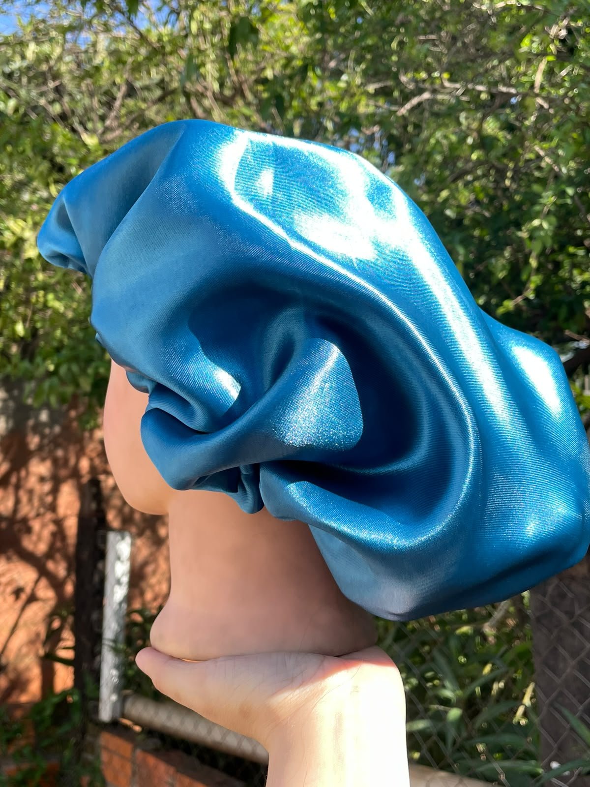 Gorro de satín azul para el cabello