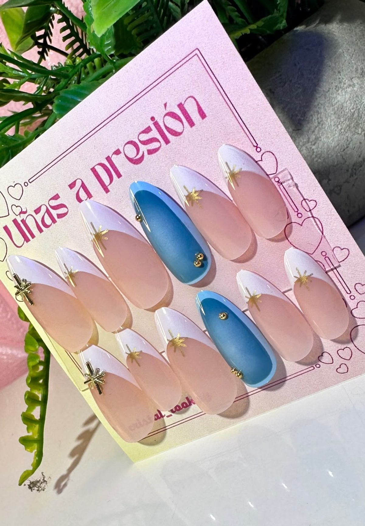 Francesa con destellos aura celeste con blanco – M100-3