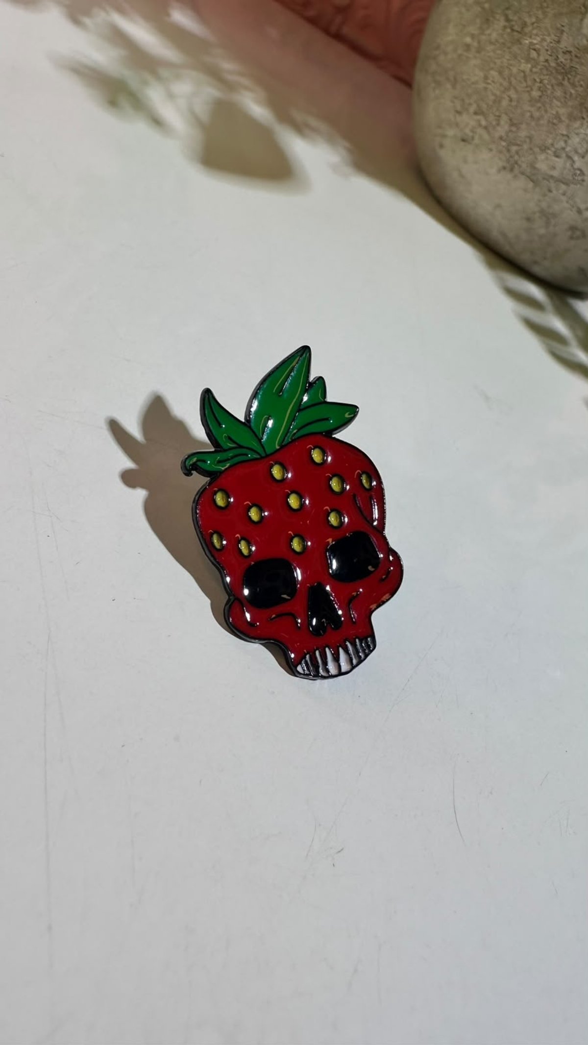 Pin de frutilla calabera + aro de perla + bolsa organizadora con cierre de cremallera - 2