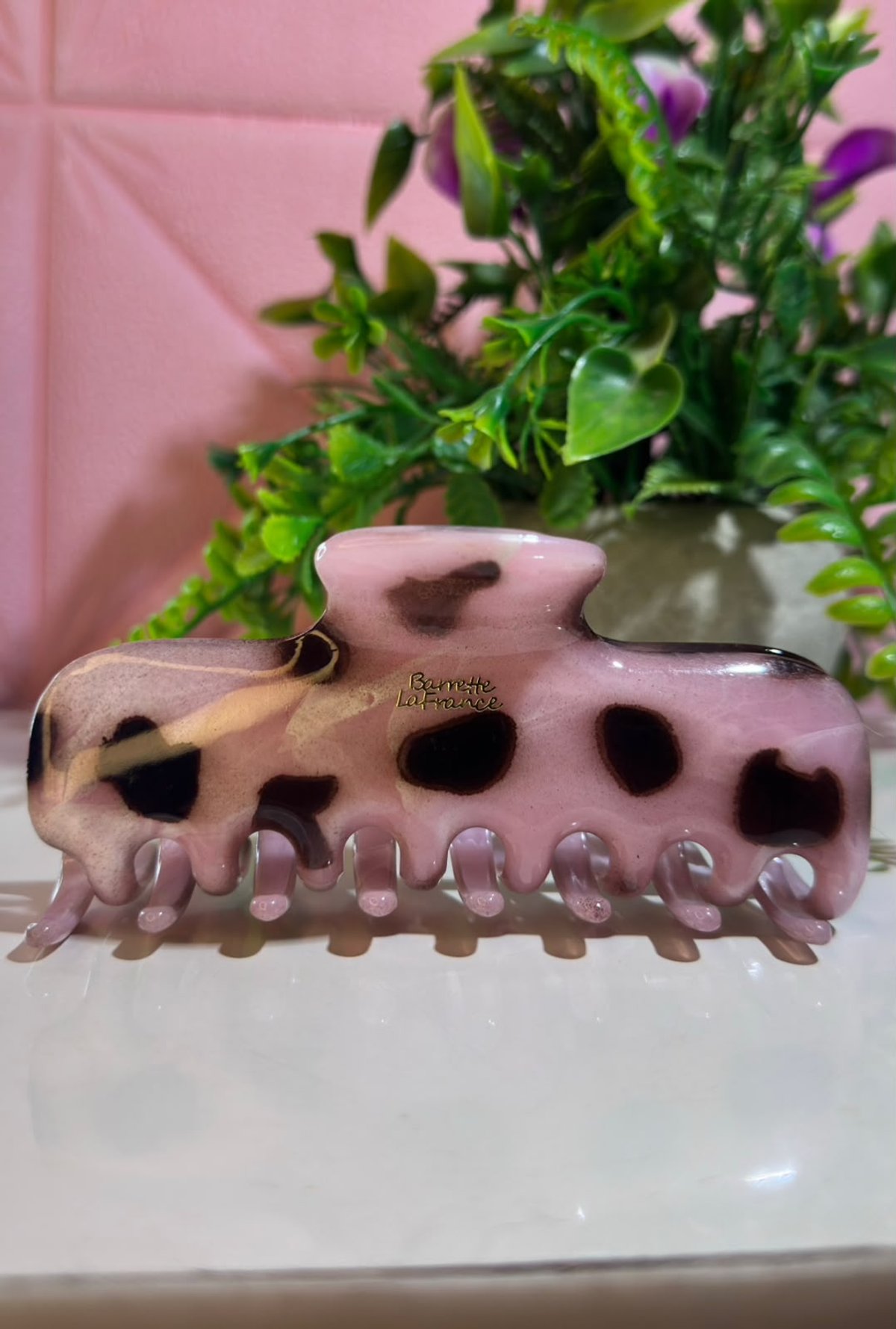 Hebilla grande rosa con manchas oscuras