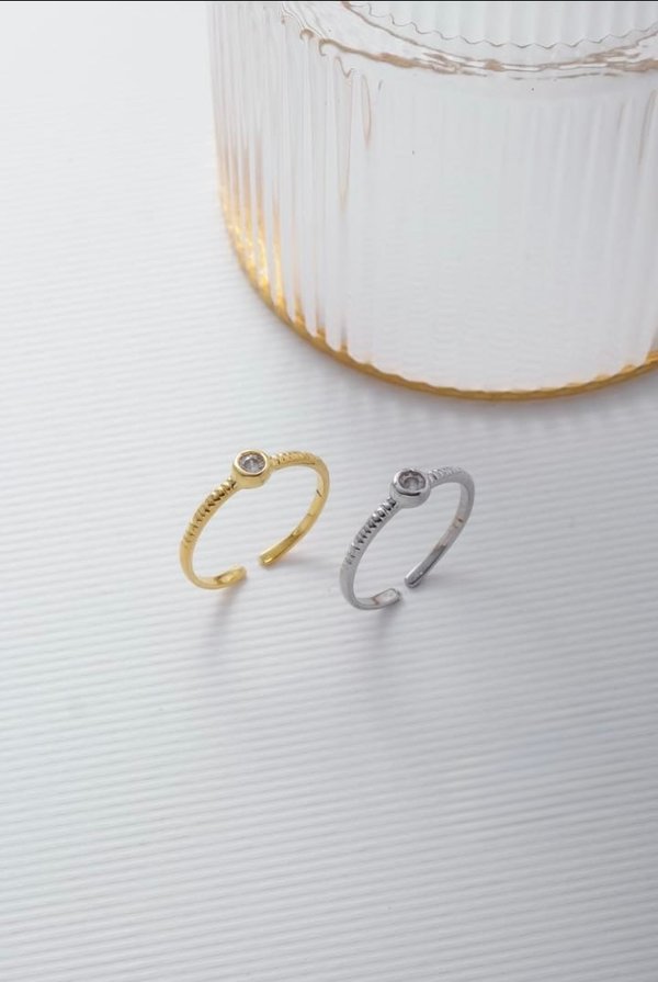 Anillo con piedra bañado en plata 