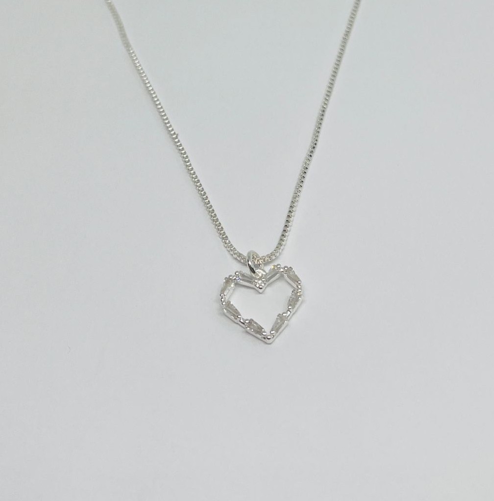 Cadena Bañada en Plata con Corazón y Cristales