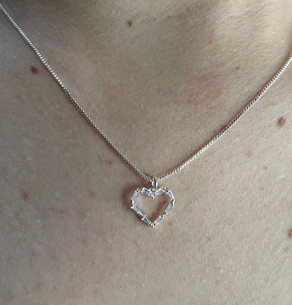 Cadena Bañada en Plata con Corazón y Cristales