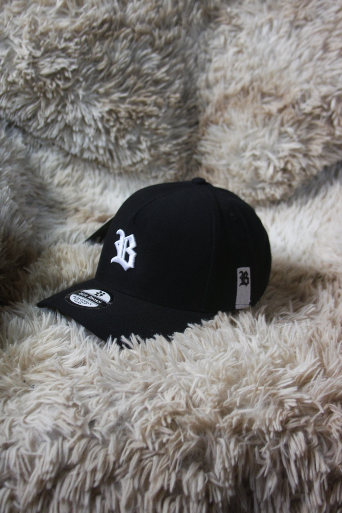 Gorra “B”  – Estilo Streetwear (Negro/Blanco) - 2