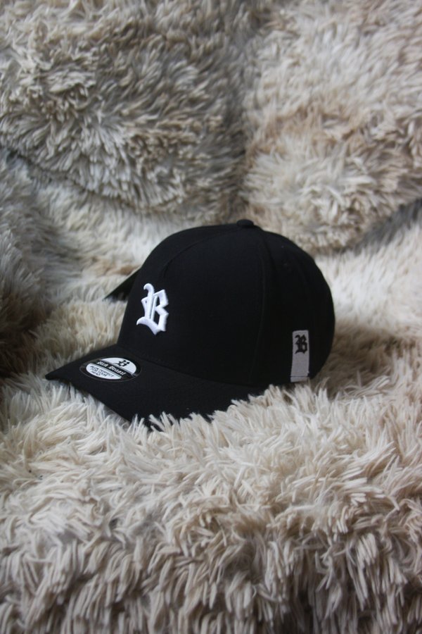 Gorra “B”  – Estilo Streetwear (Negro/Blanco)