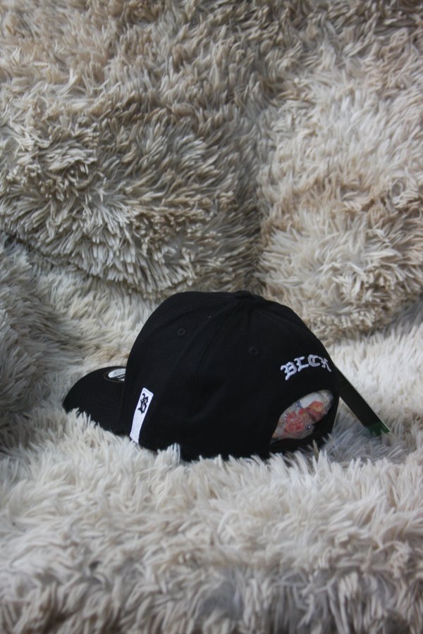 Gorra “B”  – Estilo Streetwear (Negro/Blanco)