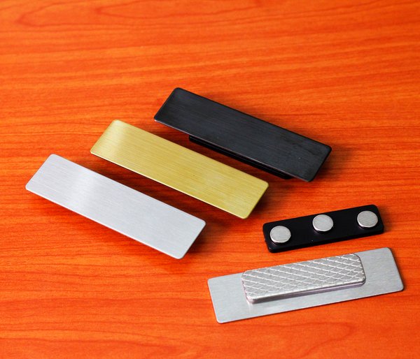 PORTANOMBRE EN METAL