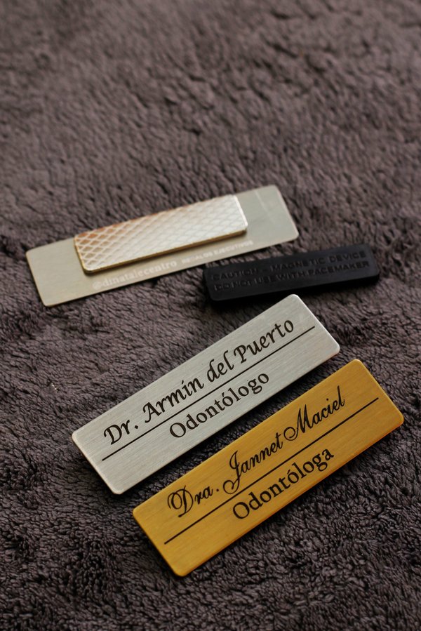 PORTANOMBRE EN METAL